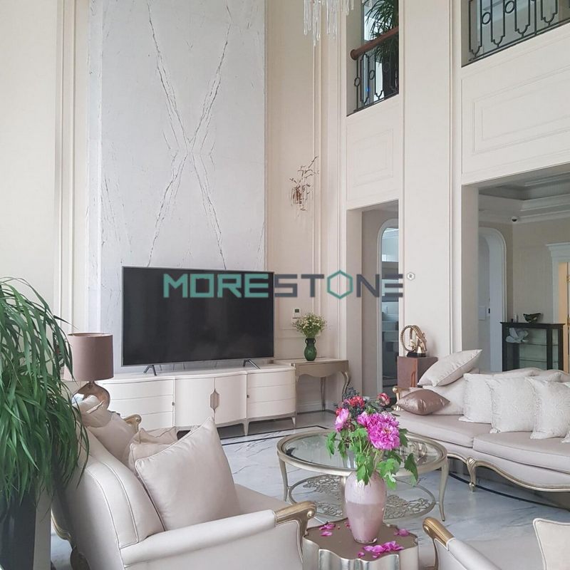 Mẫu bàn trà của chúng tôi được thiết kế với chân bàn bằng gỗ tự nhiên phun sơn màu kim loại sang trọng và mặt bàn bằng kính cường lực cao cấp, tạo nên một sản phẩm thời trang và tinh tế, phù hợp với